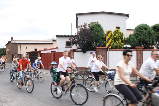 Setki rowerzystów na trasie