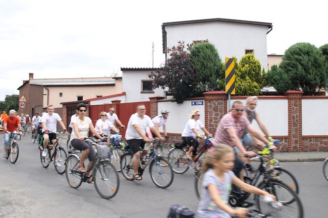 Setki rowerzystów na trasie