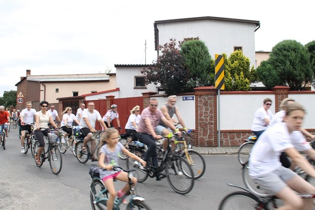 Setki rowerzystów na trasie