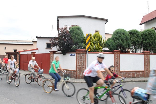 Setki rowerzystów na trasie