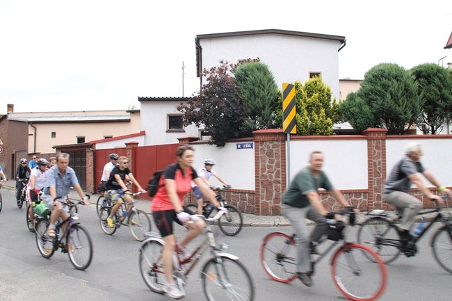 Setki rowerzystów na trasie