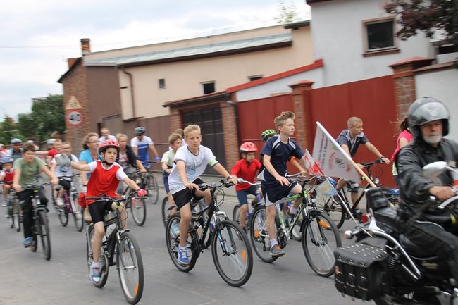 Setki rowerzystów na trasie