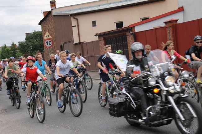 Setki rowerzystów na trasie