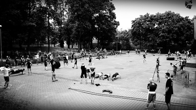 Tłumy na crossficie w parku - zdjęcia