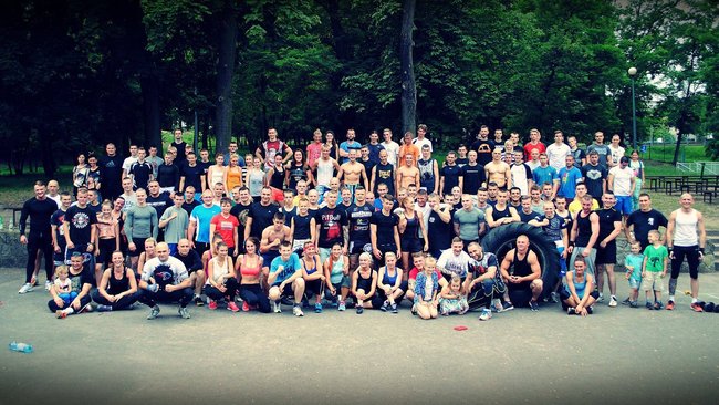 Tłumy na crossficie w parku - zdjęcia