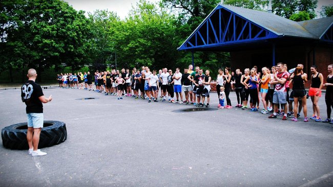 Tłumy na crossficie w parku - zdjęcia