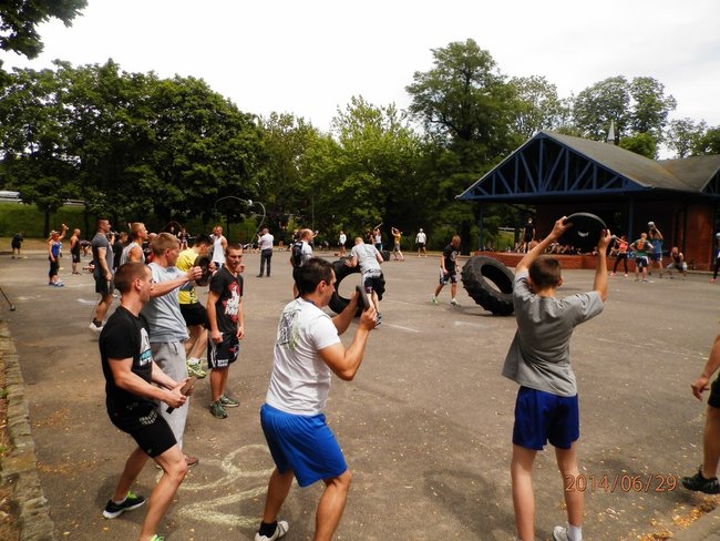 Tłumy na crossficie w parku - zdjęcia