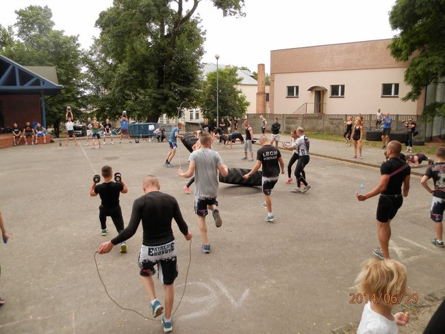 Tłumy na crossficie w parku - zdjęcia