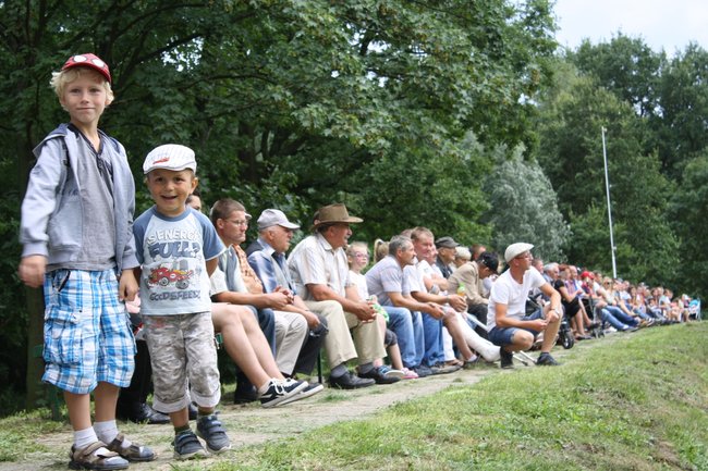 Tłumy na zawodach  - zdjęcia
