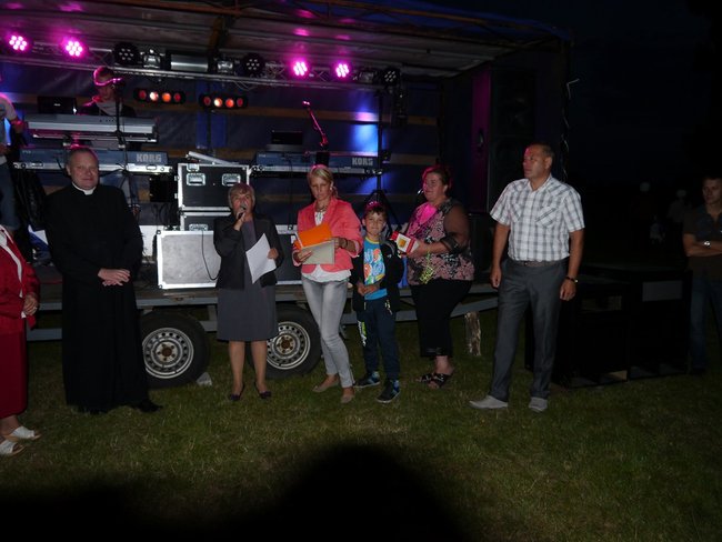 Dożynki z bukietami kwiatów - zdjęcia