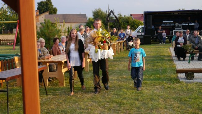 Dożynki z bukietami kwiatów - zdjęcia