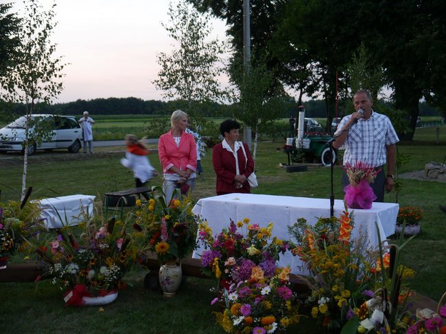 Dożynki z bukietami kwiatów - zdjęcia