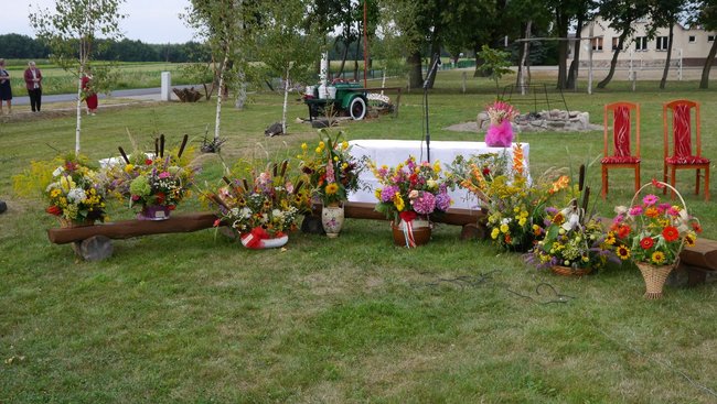 Dożynki z bukietami kwiatów - zdjęcia