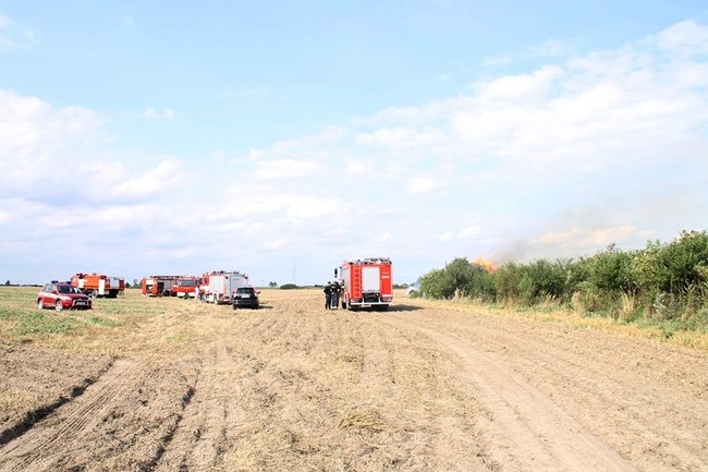 Płonie słomiana piramida  -  zdjęcia