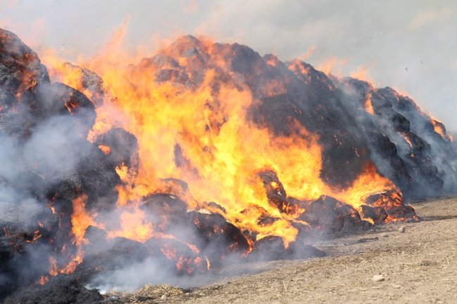 Płonie słomiana piramida  -  zdjęcia