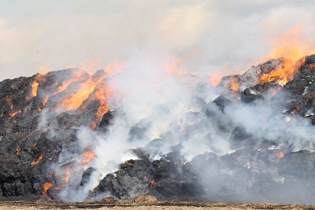Płonie słomiana piramida  -  zdjęcia