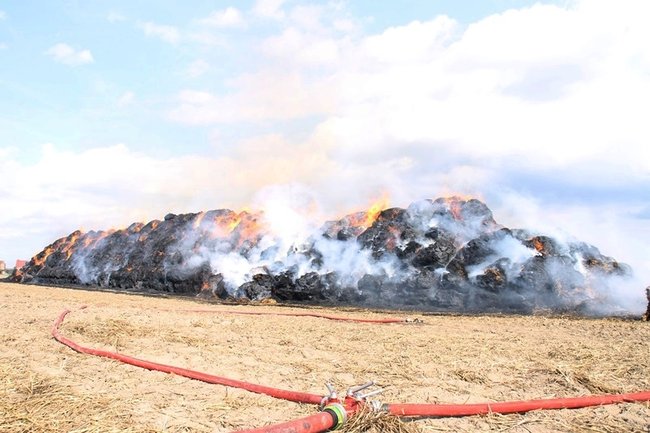 Płonie słomiana piramida  -  zdjęcia