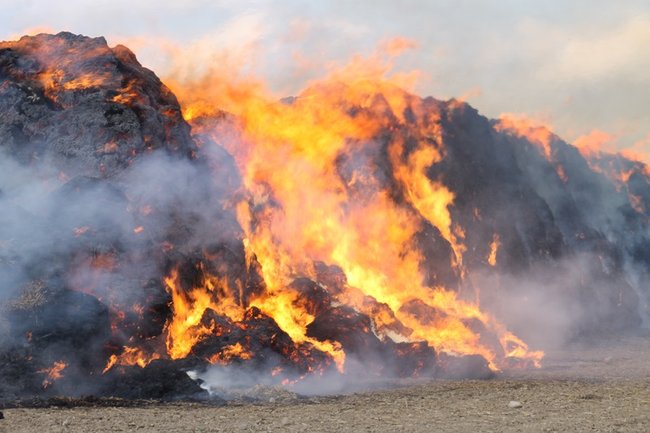 Płonie słomiana piramida  -  zdjęcia
