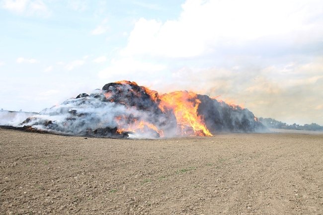 Płonie słomiana piramida  -  zdjęcia