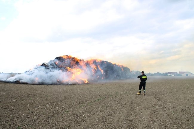 Płonie słomiana piramida  -  zdjęcia
