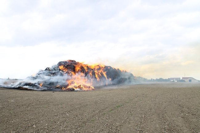 Płonie słomiana piramida  -  zdjęcia