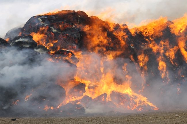 Płonie słomiana piramida  -  zdjęcia