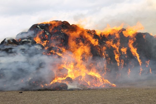Płonie słomiana piramida  -  zdjęcia