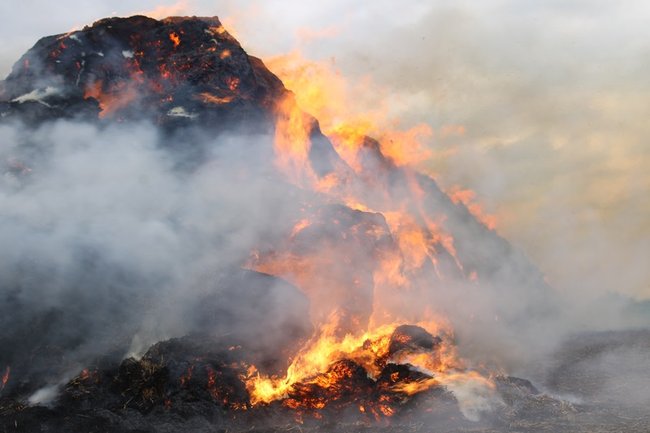 Płonie słomiana piramida  -  zdjęcia