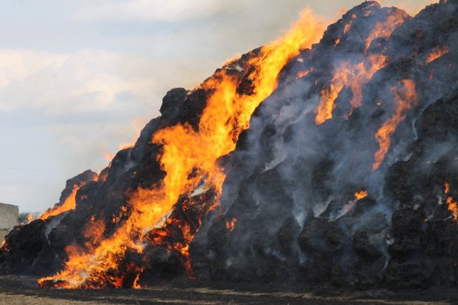 Płonie słomiana piramida  -  zdjęcia