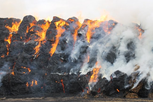 Płonie słomiana piramida  -  zdjęcia