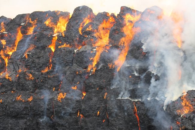 Płonie słomiana piramida  -  zdjęcia