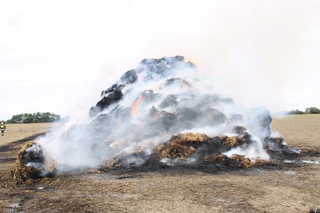 Płonie słomiana piramida  -  zdjęcia