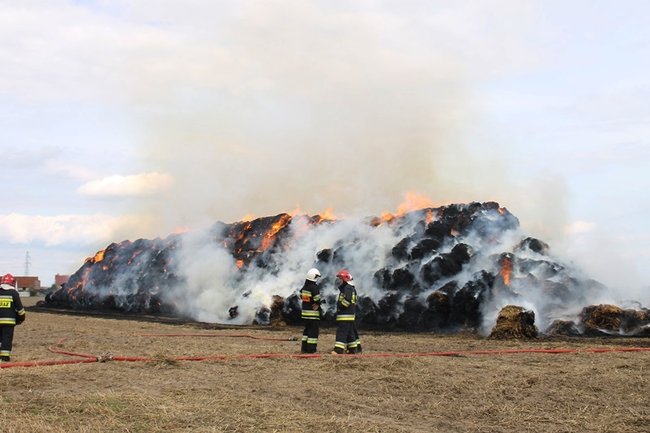 Płonie słomiana piramida  -  zdjęcia