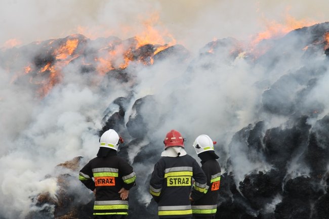 Płonie słomiana piramida  -  zdjęcia
