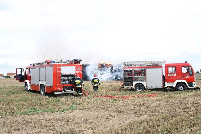 Płonie słomiana piramida  -  zdjęcia
