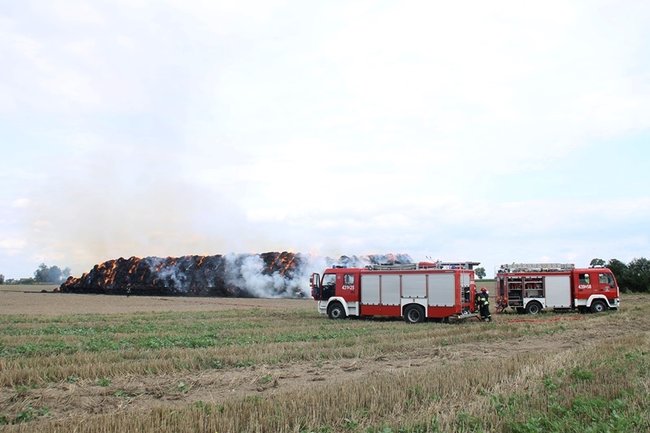 Płonie słomiana piramida  -  zdjęcia