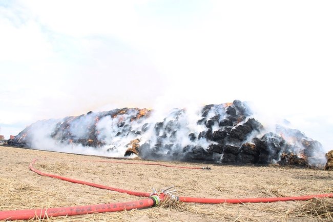 Płonie słomiana piramida  -  zdjęcia