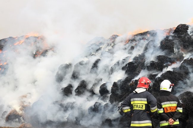 Płonie słomiana piramida  -  zdjęcia