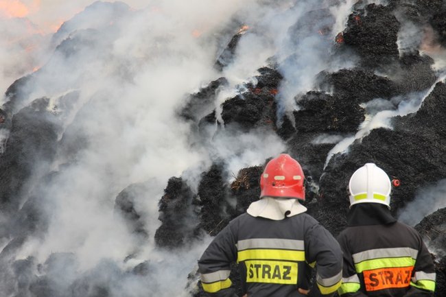 Płonie słomiana piramida  -  zdjęcia