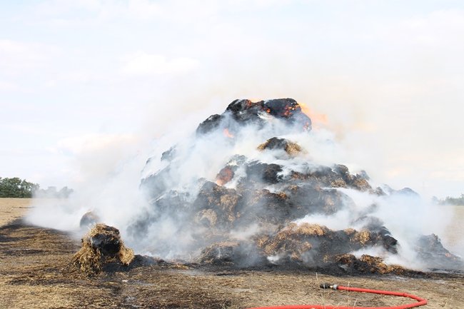 Płonie słomiana piramida  -  zdjęcia