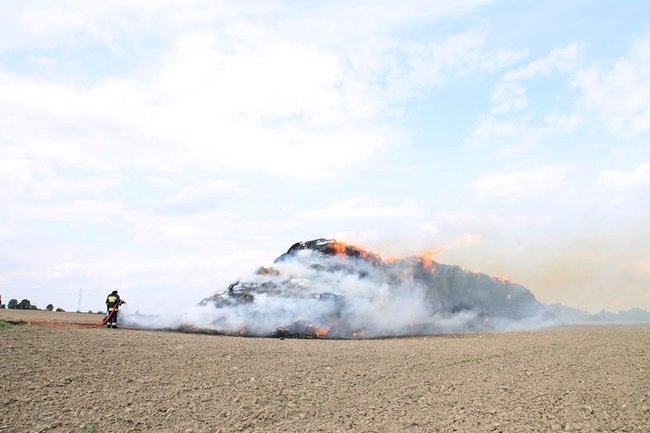 Płonie słomiana piramida  -  zdjęcia