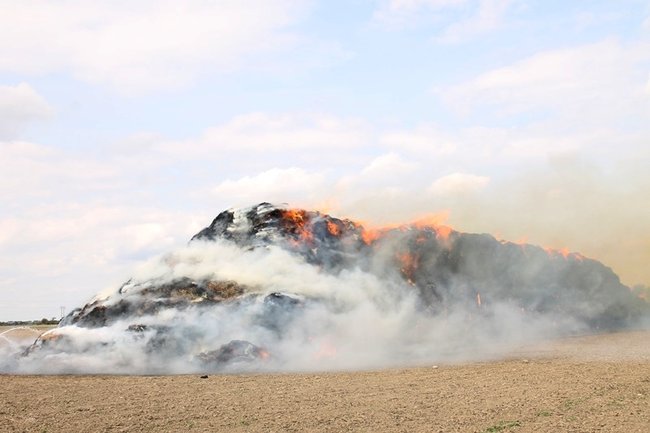 Płonie słomiana piramida  -  zdjęcia