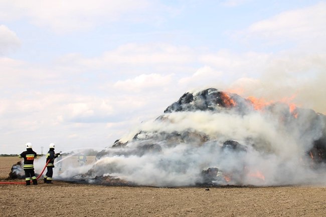 Płonie słomiana piramida  -  zdjęcia