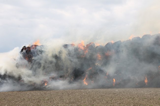 Płonie słomiana piramida  -  zdjęcia