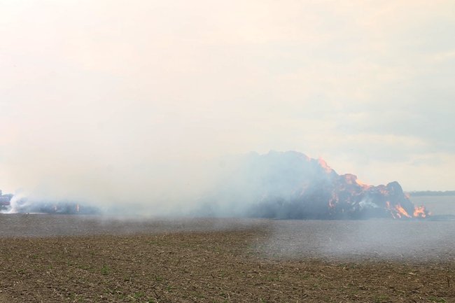 Płonie słomiana piramida  -  zdjęcia