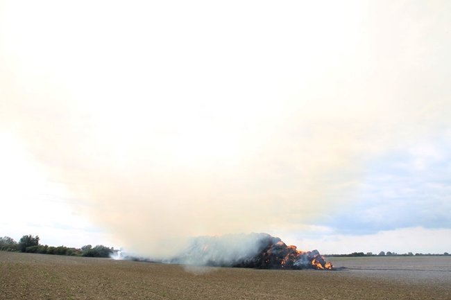 Płonie słomiana piramida  -  zdjęcia