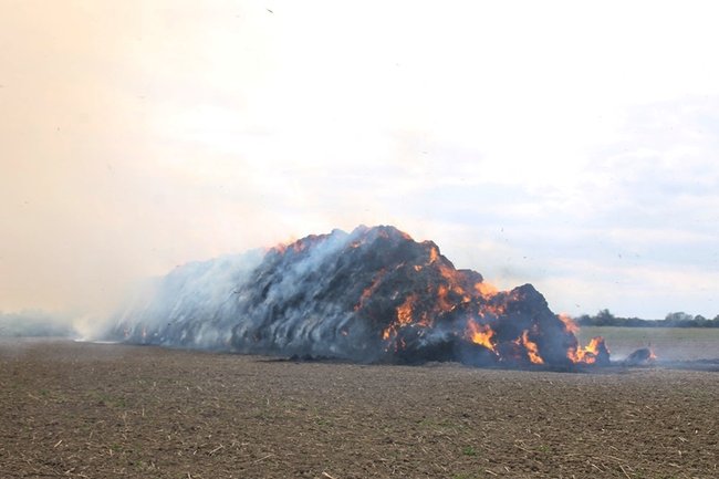 Płonie słomiana piramida  -  zdjęcia