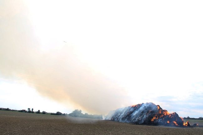 Płonie słomiana piramida  -  zdjęcia