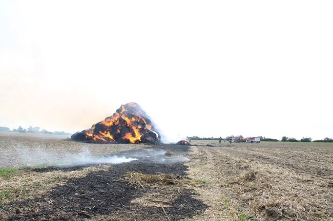 Płonie słomiana piramida  -  zdjęcia