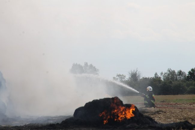 Płonie słomiana piramida  -  zdjęcia